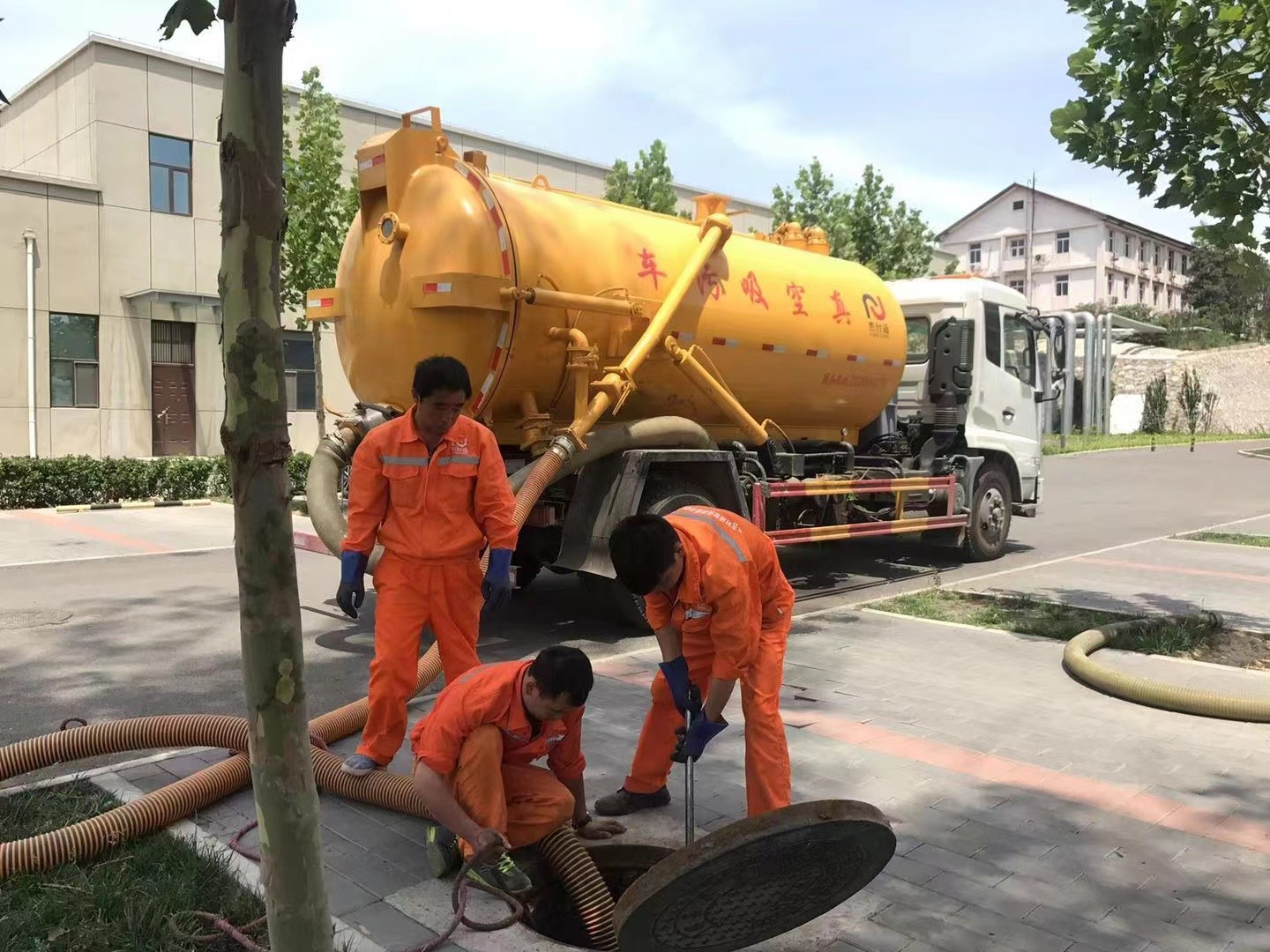 山丹管道疏通车停在窨井附近