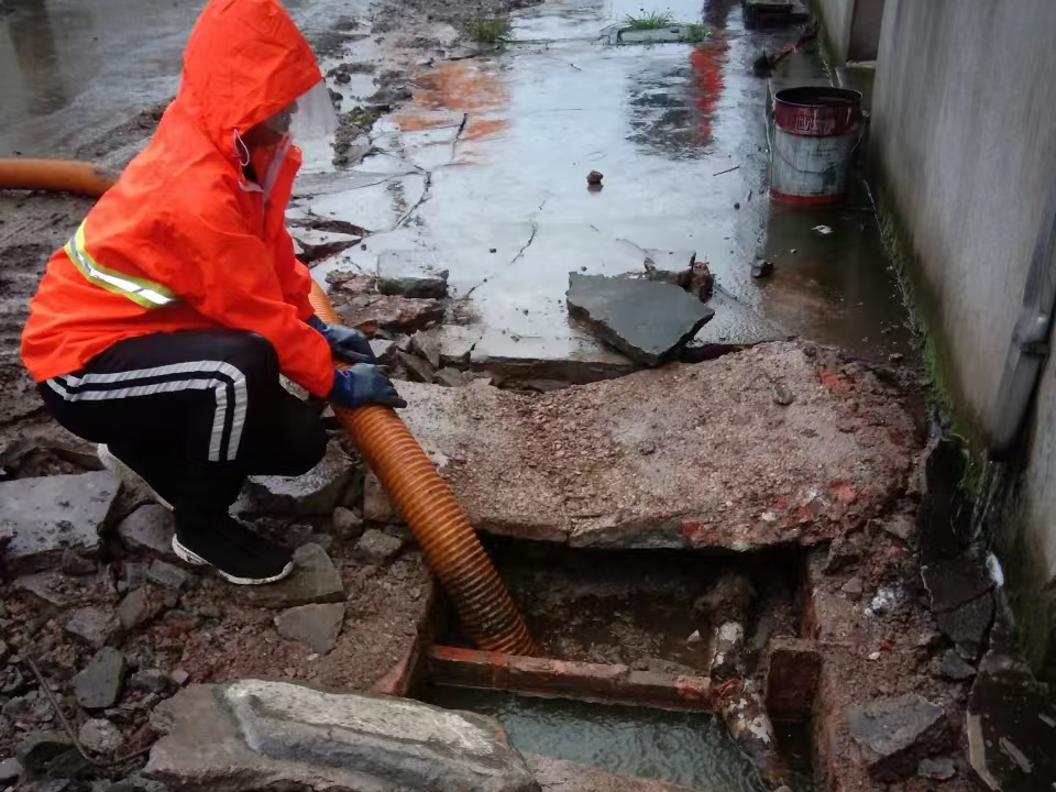 山丹专业清理污水池 炜誉市政以规范流程守护城市 “肠道”