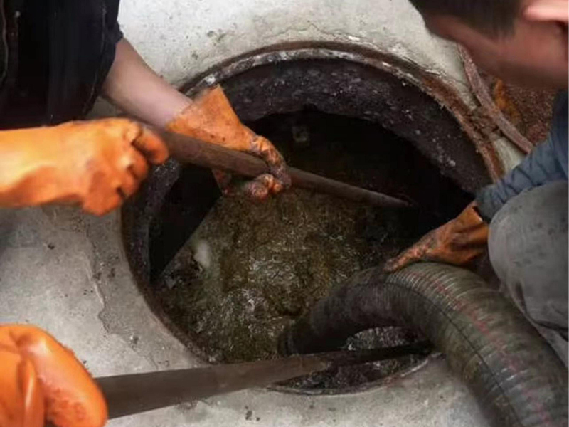 山丹清理化粪池时如何避免沼气的危害?